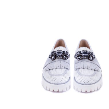 Beyaz arka planda tırtıklı iki beyaz deri ayakkabının ön görüntüsü. Moda blogu. Ayakkabı perakendecisi, ortopedi, e-ticaret mağazası. Yaz ayakkabı satışı kampanyası