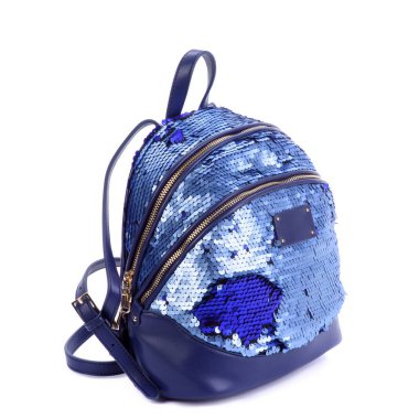 Beyaz arka planda izole edilmiş parlak pullarla kaplı fermuarlı, görkemli mavi kadın sırt çantası. El çantası mağazası reklamı için yaratıcı bir model. Moda blogcusu içeriği. Sezon indirimi, perakende satış.