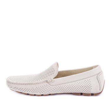 Modern fildişi delikli deri erkek mokasen ayakkabısı. Fotokopi alanı olan beyaz bir arka planda izole edilmiş. Ayakkabıları olan yaratıcı minimalist bir düzen. Ayakkabı mağazası reklamı..