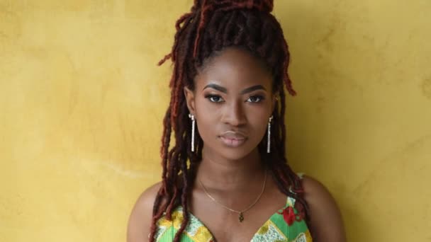 Jolie Jeune Femme Noire Africaine Portant Ornement Multicolore Robe Haute — Video