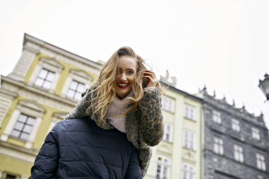 Erkek arkadaşının omzunda tüylü saçları olan neşeli bir genç kız. Şehirde bir adam omzunda bir kadın taşır. Genç, tutkulu bir çift, yakın arkadaşlar ve sevgililer. Ukrayna 'da seyahat