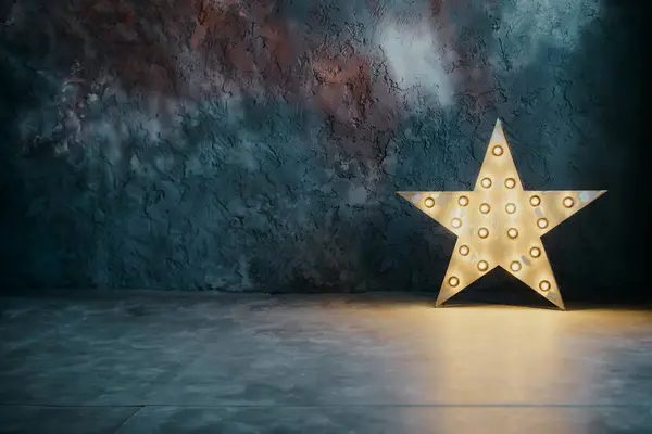 床に青いテクスチャーされた壁に星型のランプ テキスト用のスペースを備えたカスタムデザインの背景 クリスマス 誕生日挨拶カードのアイデア ストック画像