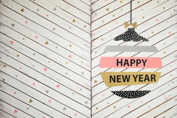 カラフルなパターンを持つ白木板の背景にテキストハッピーニューイヤーと紙クリスマスツリーの装飾 トップビュー コピースペース 新年の挨拶カードのクリエイティブモックアップ ストック画像