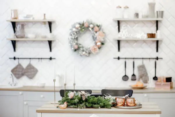 モダンなキッチンタイルの壁のぼやけた背景にあるお祝いのクリスマスの装飾のテーブル 伝統的なアドベンチャー作曲 リースとキャンドル トレイにゴールデンカップ クリスマスの気分 クリスマス ストック写真