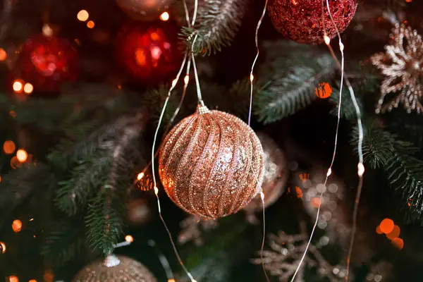 輝く輝くクリスマスツリーの装飾のクローズアップビュー クリスマスの木の装飾 新しい年 冬の休日 お祝いデコレーション ロイヤリティフリーのストック画像