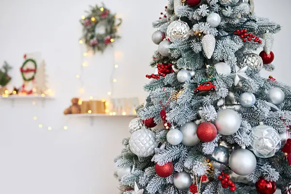 銀色と赤色で装飾された雪のほこりと美しいクリスマスツリー バブル コーン 玩具車 スター ベリーなど様々な装飾品 クリスマスツリーエレガンス ストックフォト