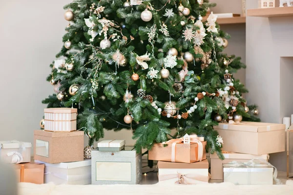 贈り物の多くの箱は 装飾品 コーン ガーランドで装飾されているクリスマスツリーの下にあります 冬休みの雰囲気について 美しいクリスマスツリーの装飾 クリスマスムード ストック写真