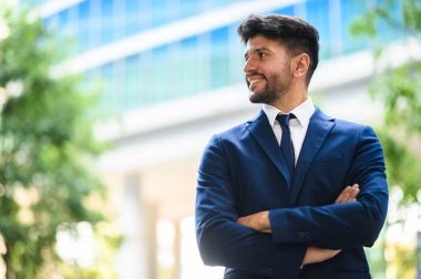 Genç bir iş adamı modern bir ortamda