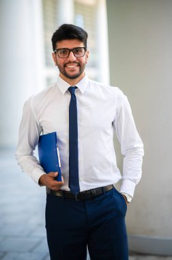 Genç bir iş adamı modern bir ortamda