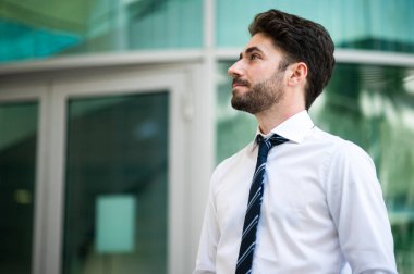 Genç bir iş adamı modern bir ortamda