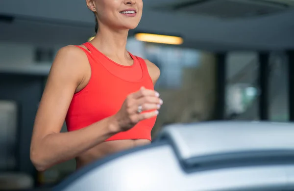 Vrouw Loopt Een Loopband Een Fitnessruimte Cardiotraining — Stockfoto