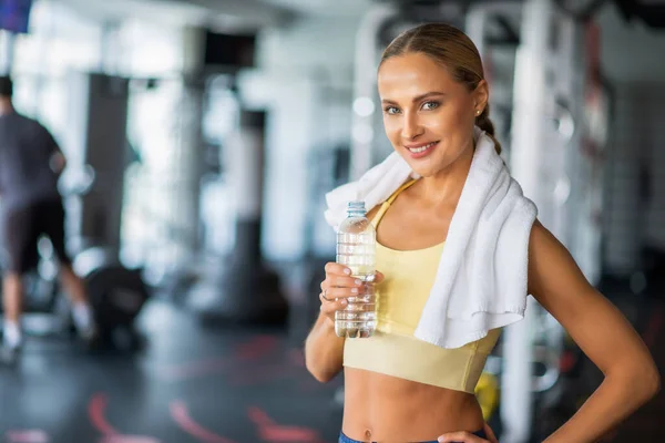 一个女人在健身房锻炼后喝水的肖像 — 图库照片