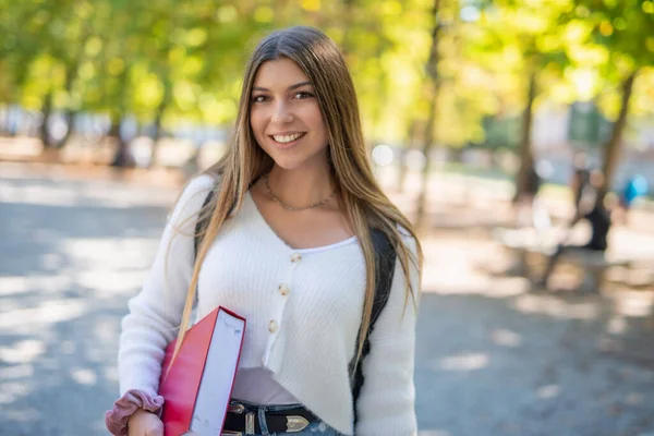 Sonriente Estudiante Universitaria Caminando Aire Libre Parque Cerca Universidad —  Fotos de Stock