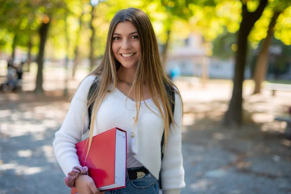 Χαμογελαστή Φοιτήτρια Που Περπατά Έξω Πάρκο Κοντά Στο Πανεπιστήμιο — Φωτογραφία Αρχείου
