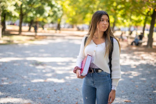 Vrouwelijke Student Wandelen Buiten Een Park Buurt Van Universiteit — Stockfoto
