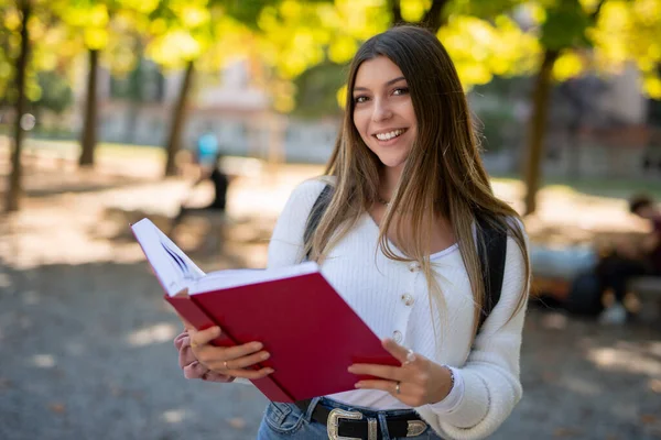 Kvinna College Student Läser Bok Utomhus — Stockfoto