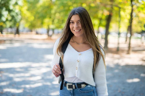 Estudante Universitária Sorridente Caminhando Livre Parque Perto Universidade — Fotografia de Stock