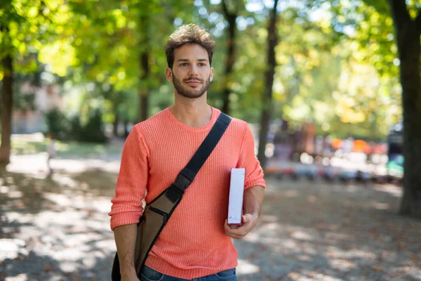 Hombre Estudiante Universitario Caminando Parque Cerca Universidad —  Fotos de Stock