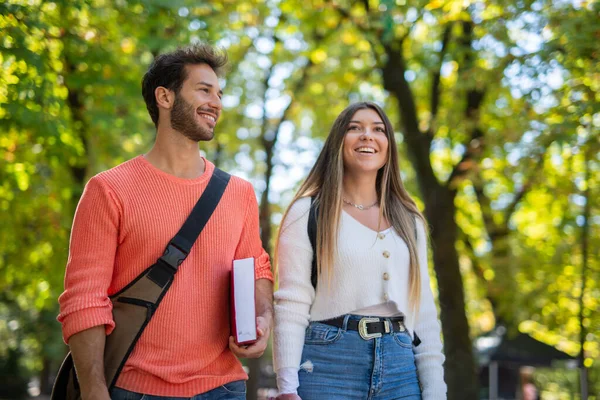 College Studenten Gehen Und Reden Einem Park Der Nähe Ihrer — Stockfoto