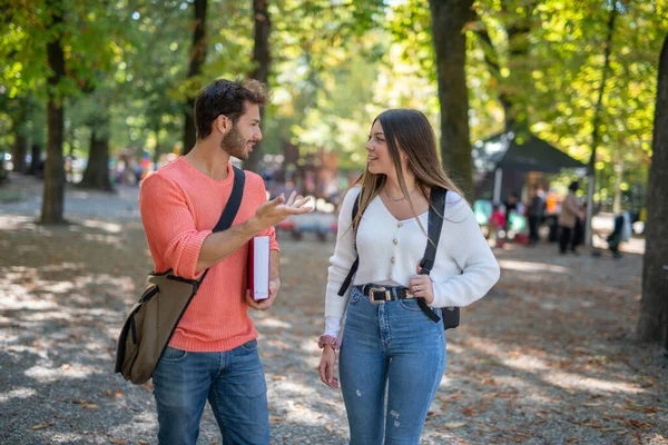 Studenci Chodzą Rozmawiają Parku Niedaleko Uniwersytetu — Zdjęcie stockowe