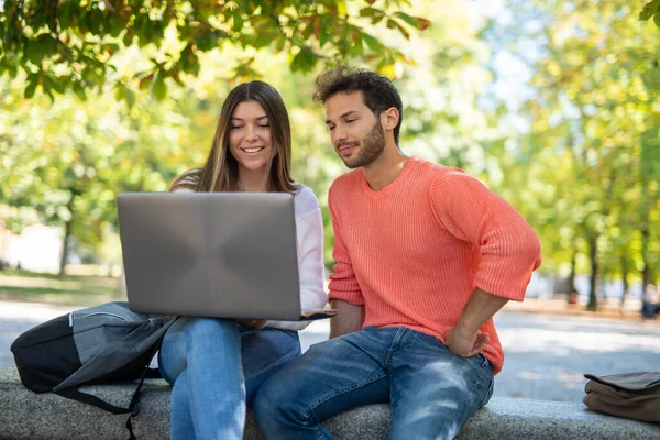 Студенты Колледжа Используют Ноутбук Парке Молодежь Технологическую Концепцию — стоковое фото