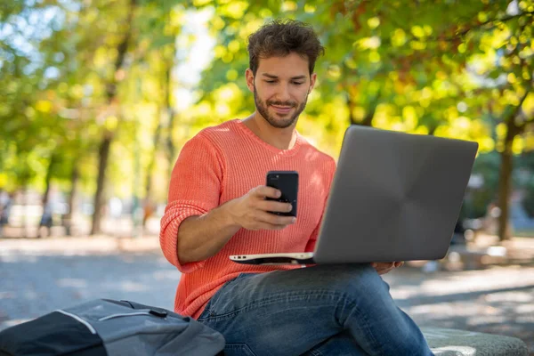 College Student Mit Laptop Park Junge Leute Und Technologiekonzept — Stockfoto