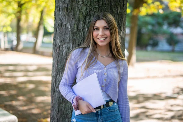 Female College Student Holding Her Notes Outdoor Tree — Stock Photo, Image