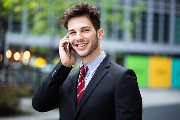 Mladý Manažer Telefonu Venkovní Městském Prostředí — Stock fotografie