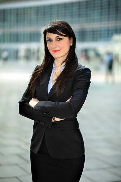 Uśmiechnięty Portret Bizneswoman Outdoor Nowoczesnym Otoczeniu — Zdjęcie stockowe