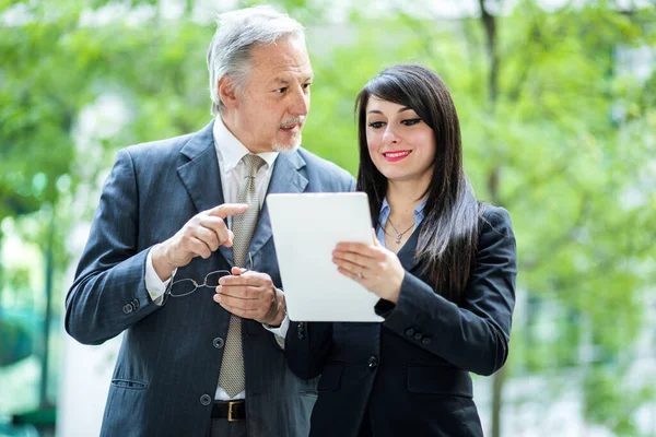 Couple Business People Using Tablet Outdoor — Stock Photo, Image