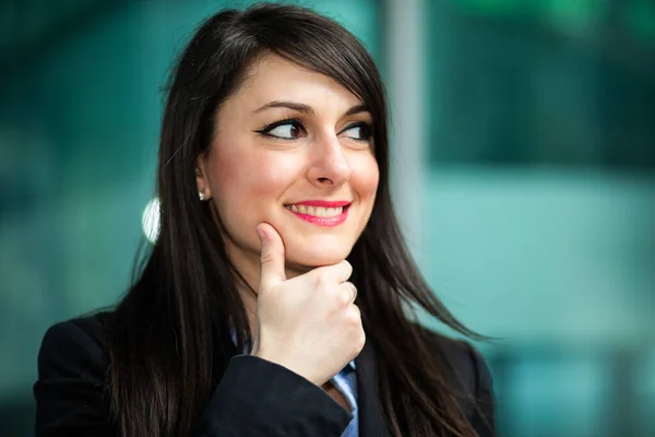 Uśmiechnięty Portret Bizneswoman Zamyślonym Wyrażeniu — Zdjęcie stockowe