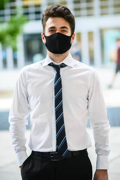 Sebevědomý Mladý Manažer Venkovní Moderním Městském Prostředí Nosí Ochrannou Masku — Stock fotografie
