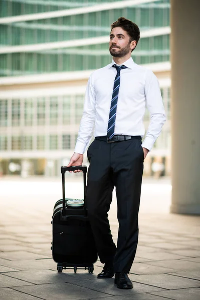 Empresário Caminhando Com Carrinho Viagens Negócios — Fotografia de Stock