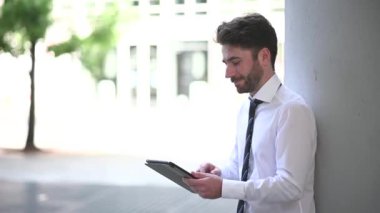 Dijital tablet kullanan genç bir yönetici