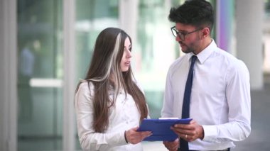 birlikte bir belgeyi okurken iş adamları