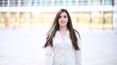 Gülümseyen genç bir iş kadınının portresi. 