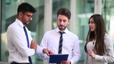 birlikte bir belgeyi okurken iş adamları