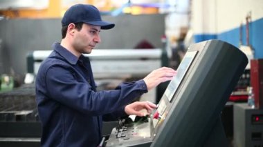 Fabrikada çalışan bir işçi.