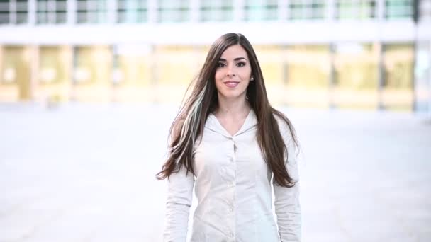 Πορτρέτο Της Μια Νεαρή Χαμογελαστή Επιχειρηματίας Περπάτημα Εξωτερική Αργή Κίνηση — Αρχείο Βίντεο