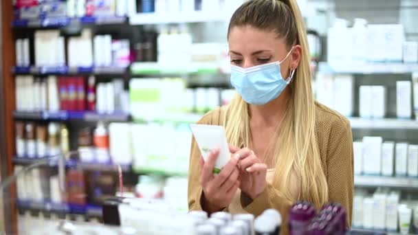 Młoda Kobieta Poszukuje Produktu Sklepie Noszącego Maskę Powodu Koronawirusu — Wideo stockowe