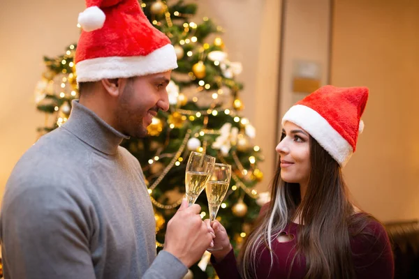 Pár Přípitků Šampaňské Doma Během Vánoc — Stock fotografie