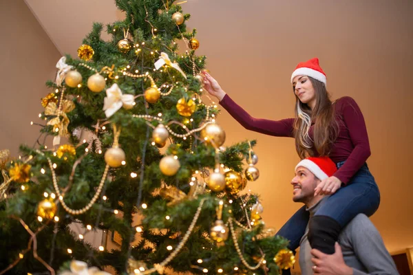 Çift Noel Ağacını Evde Süslüyor — Stok fotoğraf