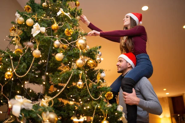 Pár Zdobení Jejich Vánoční Stromeček Doma — Stock fotografie