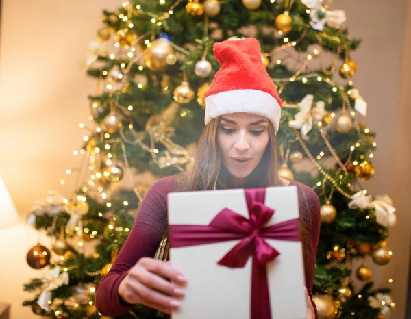Überraschte Frau Öffnet Ein Weihnachtsgeschenk Lichteffekt — Stockfoto