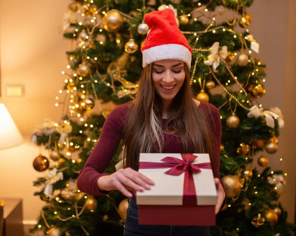 Mujer Sorprendida Abriendo Regalo Navidad — Foto de Stock
