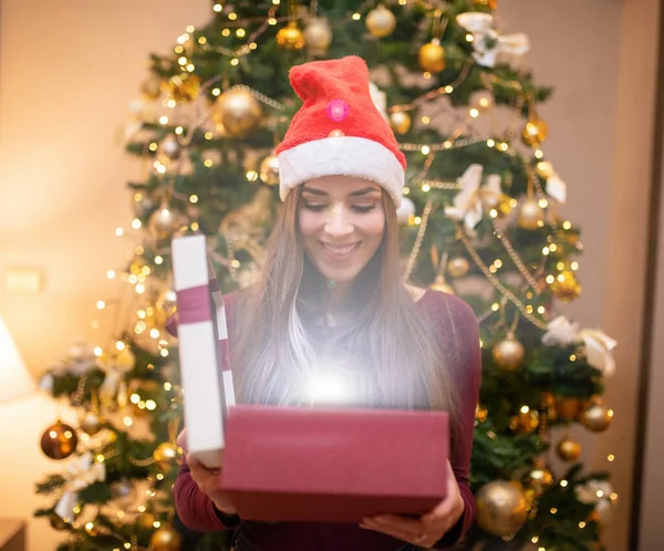 Překvapená Žena Otevírá Vánoční Dárek Světelný Efekt — Stock fotografie