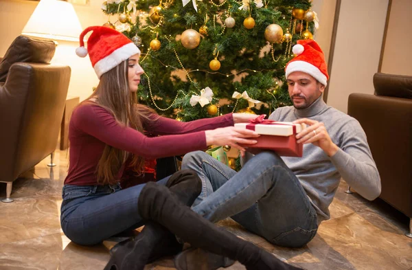 Junges Paar Sitzt Mit Geschenken Weihnachtsbaum — Stockfoto