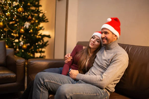 Paar Mit Nikolausmützen Heiligabend Gemeinsam Hause — Stockfoto