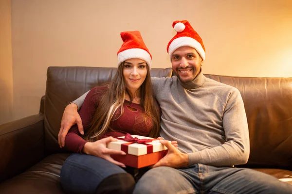 Genç Bir Çift Noel Hediyesini Evde Tutuyor — Stok fotoğraf