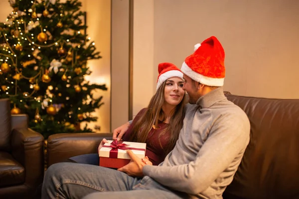 Junges Paar Mit Geschenk Der Nähe Des Weihnachtsbaums — Stockfoto